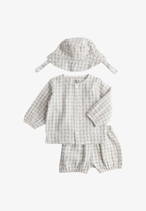 Baby-outfit bestående af en hvid langærmet top, shorts og solhat, alle med et lyst gråt ternet mønster.