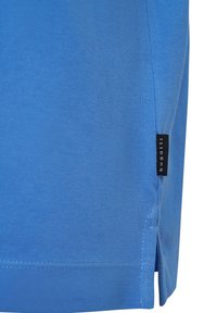 Blaues kurzärmliges Hemd aus strukturiertem Stoff. Auffälliger Seitenschlitz mit einem schwarzen Etikett, das in den Saum genäht ist. Saubere Linien und reguläre Passform.