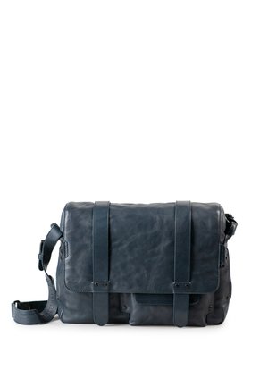 Dunkelblauer Leder-Umhängetasche mit Vorderverschluss, zwei vertikalen Riemen und verstellbarem Schultergurt, vor weißem Hintergrund platziert.