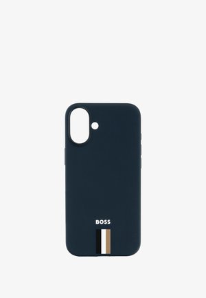 Custodia per telefono blu navy in materiale opaco, con ritaglio circolare per la fotocamera, logo "BOSS" e un accento a righe in nero e beige.