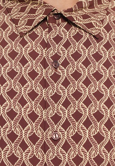 Braunes Hemd mit einem cremefarbenen Seil-Muster, das einen spitzen Kragen und Knopfverschlüsse aufweist. Das Material hat eine glatte Textur.
