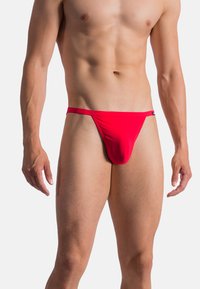Röd simtanga i slät tyg, figursydd design med minimal täckning och ett smalt midjeband. Inga ytterligare mönster eller detaljer.