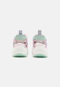 Baskets blanches avec des accents pastel rose, violet et menthe. Présentent un talon sculpté et un col rembourré, avec un logo "Buffalo" sur la languette.