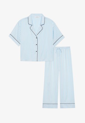 Set di pigiama a righe blu e bianche composto da una maglietta a maniche corte con bottoni e piping nero, abbinata a pantaloni con cintura elastica.