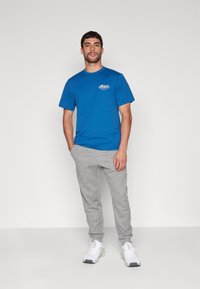 Nike Performance Camiseta estampada - court blue pink foam