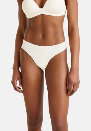 Crème-kleurige bikinionderbroek met een gladde, matte textuur, een low-rise ontwerp en brede zijkanten, die een minimalistische stijl benadrukt.