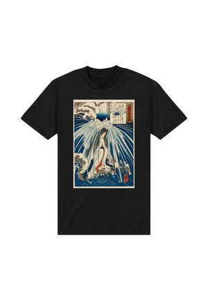 Sort T-shirt med et kunstnerisk tryk med bølger, en figur i hvidt og rødt samt blå accenter, indrammet af tekst og dekorative mønstre.