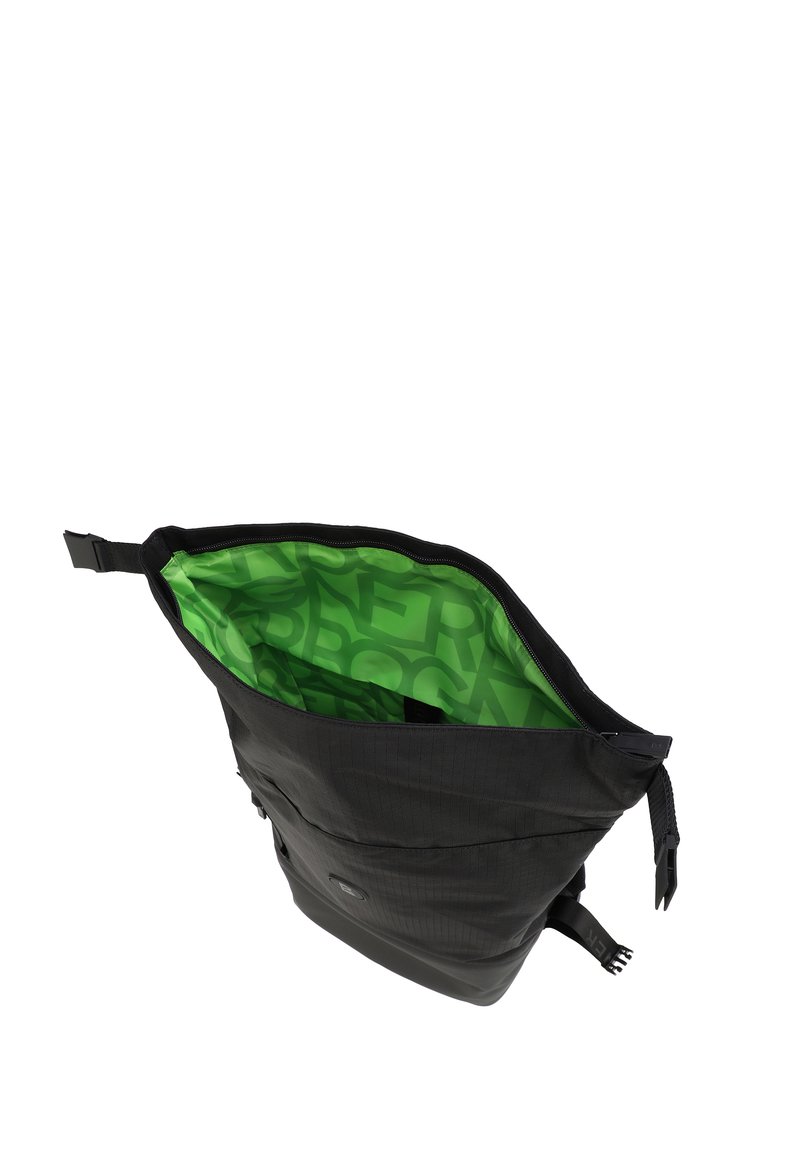 Czarna plecak z geometrycznym wzorem na zielonym wnętrzu. Posiada regulowane szelki oraz bezpieczne zapięcie na zamek na górze.