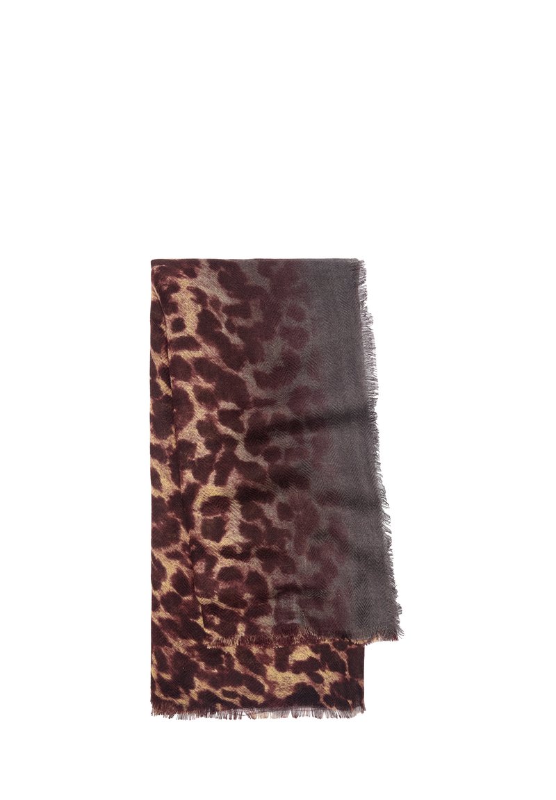 Szal w lamparta w odcieniach brązu i szarości, z miękką teksturą i postrzępionymi brzegami, o prostokątnym kształcie i wzorze w jodełkę.