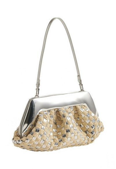 Handtas met zilverkleurig metalen frame en handvat, met een geweven beige en zilverkleurig gestructureerd lichaam, afgebeeld tegen een witte achtergrond.
