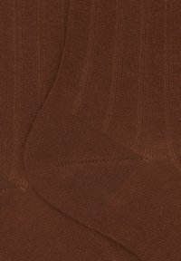 Calze marroni a coste con una texture liscia. Il materiale presenta linee verticali e un orlo leggermente più scuro nella parte superiore, offrendo una vestibilità aderente.