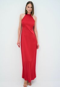 Rød halterneck maxi kjole lavet af glat stof. Strømmende design med en slim fit og en lang silhuet, der fremhæver figuren.