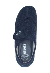 Dunkelblaue Slipper aus strukturiertem Stoff, mit einer Memory-Schaum-Einlegesohle, elastischem Riemen und gesticktem Detail auf dem Obermaterial.