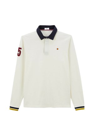 Polo à manches longues en écru avec un col marine, arborant un numéro "5" rouge sur la manche gauche et des accents rayés sur les poignets.