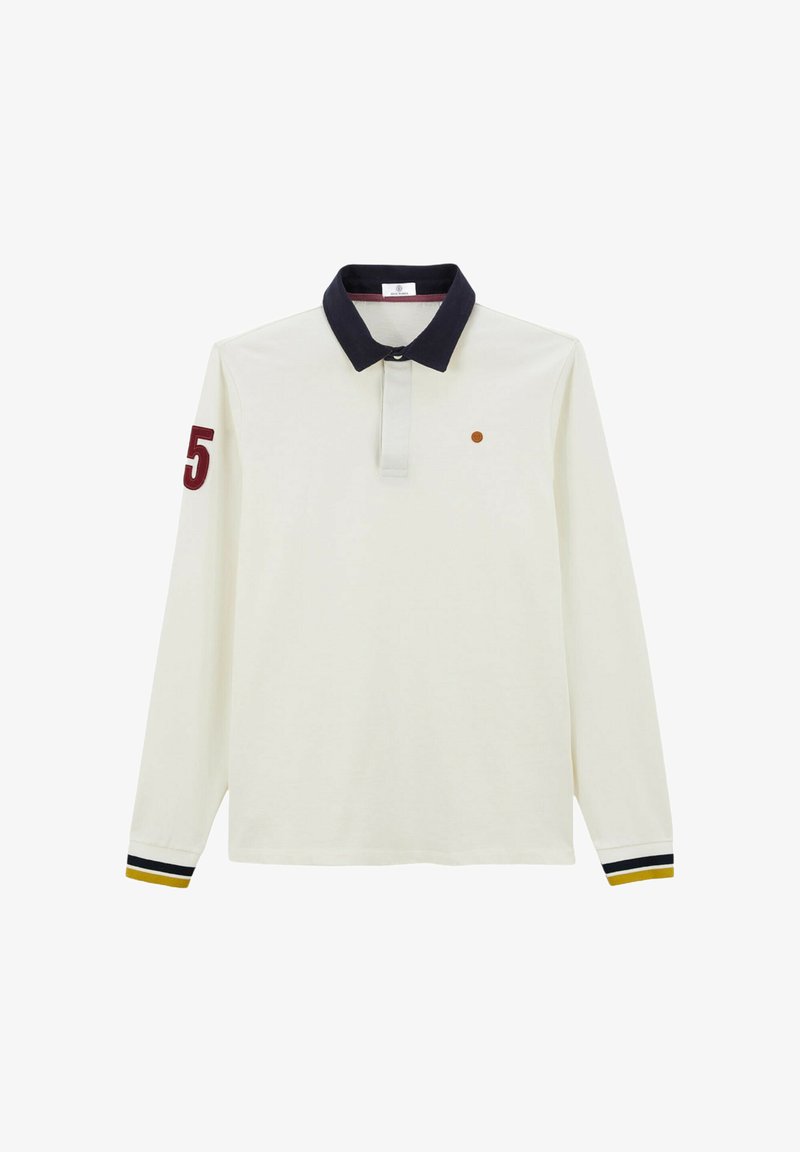 Polo à manches longues en écru avec un col marine, arborant un numéro "5" rouge sur la manche gauche et des accents rayés sur les poignets.