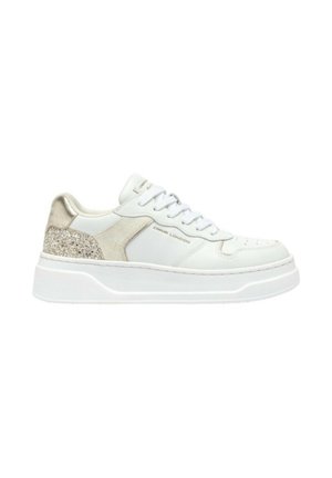 Sneaker bianca in pelle con suola platform, caratterizzata da un accento dorato testurizzato sul tallone e un pannello glitterato discreto sul lato.