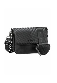 Bolso de hombro negro con un diseño de acolchado en chevron, que cuenta con un pequeño monedero desmontable y una correa con acentos de logo. Superficies lisas y texturizadas.