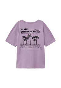 Lila katoenen T-shirt met een grafisch ontwerp van palmbomen en een zwembad, met de tekst "ATAMI SUN BEACH Club" in het zwart. Korte mouwen en een relaxed fit.