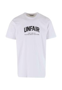 Biały bawełniany t-shirt z wyraźnym czarnym napisem "NIESPRAWIEDLIWE" nad "WSZYSCY ROZMOWA O KULTURZE", krótki rękaw i okrągły dekolt.