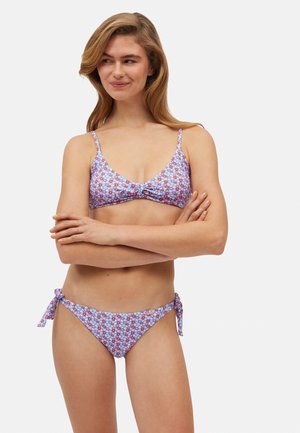 Conjunto de bikini floral con un fondo azul claro adornado con flores rojas y rosas. La parte superior tiene forma de triángulo y se ata a los lados.
