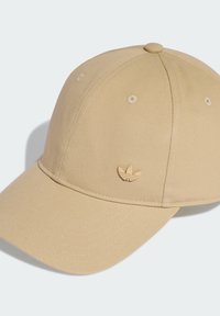 Beżowa czapka bejsbolowa z lekko usztywnioną koroną, zakrzywionym daszkiem i tłoczonym logotypem. Wykonana z teksturowanej tkaniny z przyszytymi oczkami.