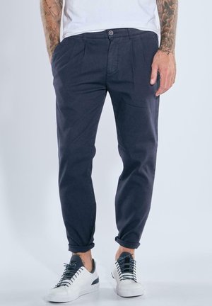 MIT BUNDFALTE - Chino - saphirblau