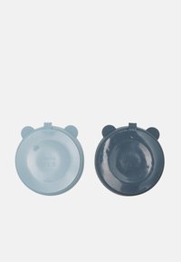 Two silicone plates in light blue and dark blue, each featuring bear ears. Both have a smooth texture and rounded shape with a logo at the base.