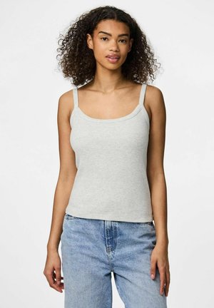 Débardeur gris côtelé avec un décolleté rond et de fines bretelles, associé à un jean bleu clair. Le tissu semble doux avec une texture lisse.
