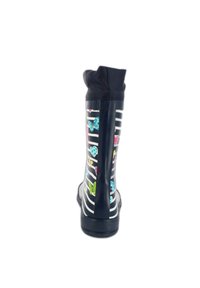 Zwarte regenlaars met een gestreept ontwerp en kleurrijke patronen van vlinders en harten. Van glad rubber, tot de knie met een vlakke zool.