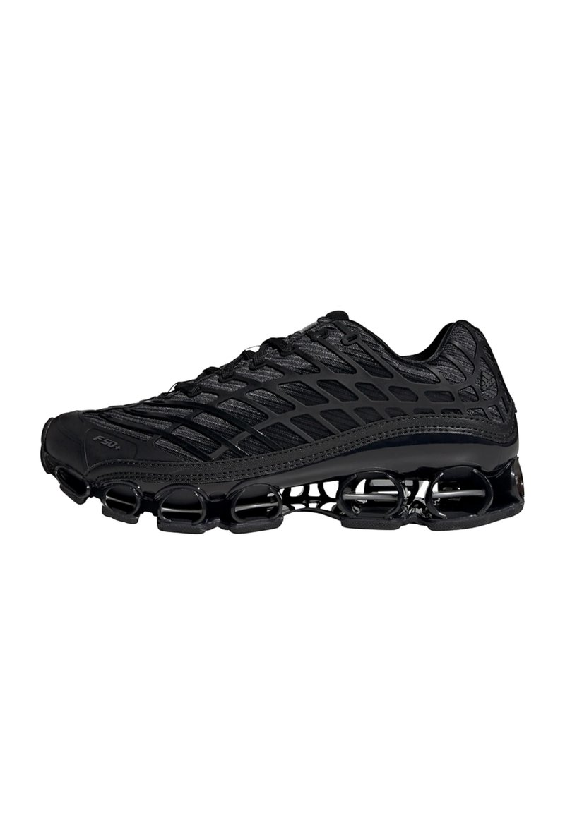 Chaussure de sport noire avec une tige en mesh léger, un design texturé et une semelle coussinée distinctive comportant des éléments circulaires pour le soutien.