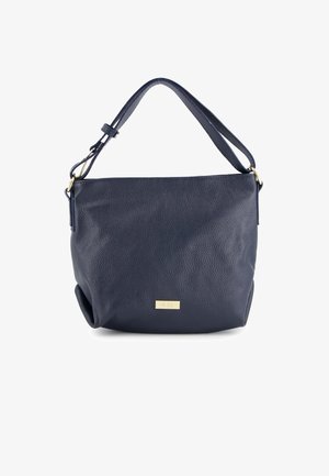 Navy læder skuldertaske med en struktureret overflade, kort rem og guldtonet logo detalje. Blød, slasket form med afrundede kanter.