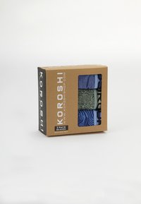 Drei-Paar Boxershorts in einer Pappschachtel mit Sichtfenster. Farben: blau, grün und gemusterte Designs. Markennahme "KOROSHI" deutlich sichtbar.