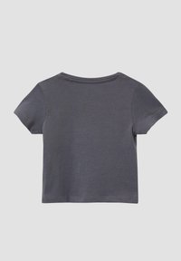 Grijze T-shirt met korte mouwen en een ronde halslijn, gemaakt van een zachte stof. Eenvoudig ontwerp, zonder patronen of versieringen.