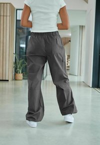 Next PARACHUTE STANDARD - Pantalones cargo - charcoal grey