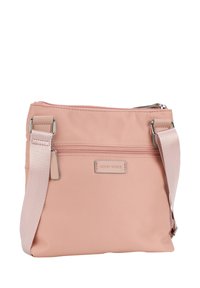 Borsa a tracolla in nylon rosa con una texture liscia, tasca frontale con zipper e dettagli in metallo argentato. Tracolla regolabile per maggiore comodità.