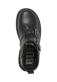 Bottine en cuir noir avec deux sangles réglables à boucle, surface texturée, bout arrondi et semelle robuste contrastante.