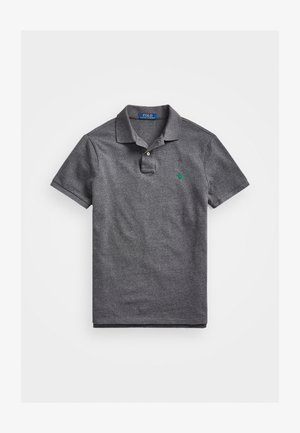 Tamsiai pilkas polo marškinėliai su trumpomis rankovėmis, apykakle ir trimis mygtukais. Ant kairio krūtinės yra žalia siuvinėta logotipas.