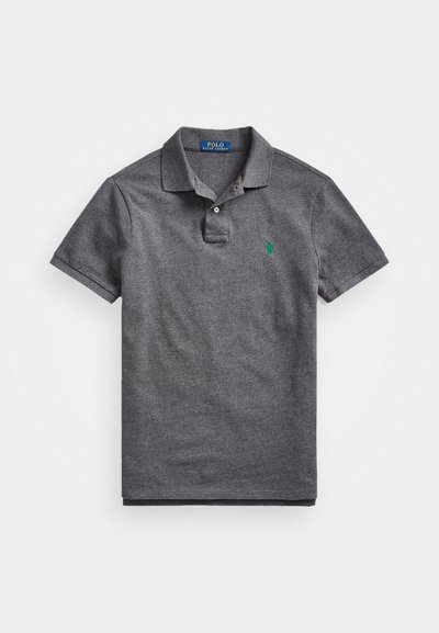 Tumehall polo särk lühikeste varrukatega, krae ja kolme nupuga riidest. Vasakul rinnal on roheline brodeeritud logo.