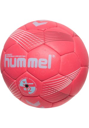 Lyserød Hummel Storm Pro håndbold, hybrid design med tekstureret overflade, der inkluderer sølvfarvede accenter, logoer og mønstrede linjer på panelerne.