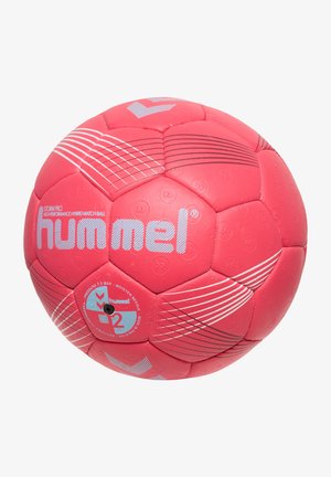 Handball Hummel Storm Pro rose, design hybride avec surface texturée, présentant des accents argentés, des logos et des lignes à motifs sur les panneaux.