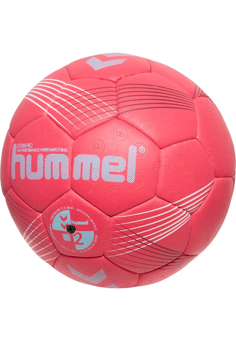 Rosa Hummel Storm Pro handboll, hybriddesign med texturerad yta, som har silverdetaljer, logotyper och mönstrade linjer över panelerna.