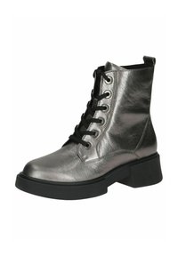 Botín metálico plateado con cordones, suela gruesa negra, textura suave, punta redonda y ojetes plateados para los cordones.