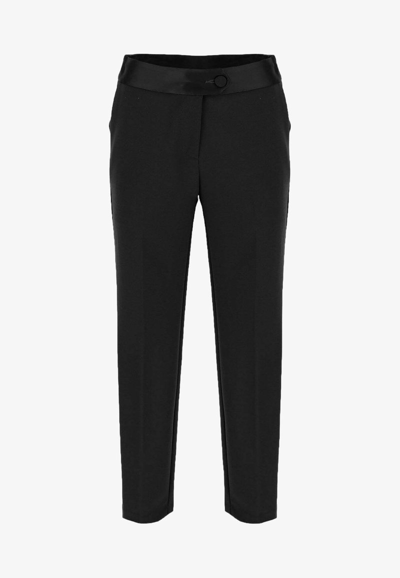 Pantalon de costume noir fuselé avec une ceinture en satin et une fermeture à bouton à l'avant.