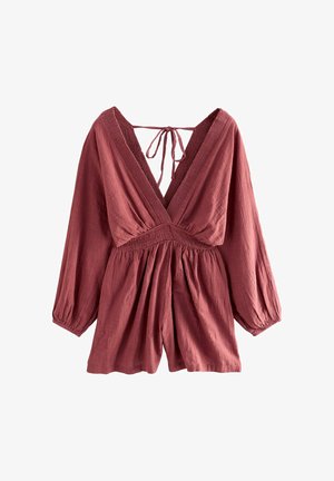 Romper rougeâtre avec des manches longues, décolleté en V profond, taille smockée et fermeture à nouer au dos. Tissu texturé avec un drapé doux.
