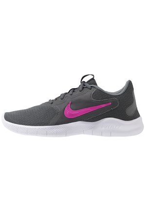 Mørkegrå atletiksko i mesh med hvid sål og pink Nike swoosh-logo på siden, snøret med sorte snørebånd.