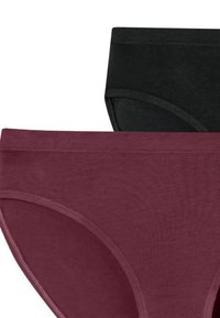 Zwei Paare Baumwollunterhosen; eine in Burgund und eine in Schwarz. Sie zeichnen sich durch eine glatte Textur und elastische Taillenbänder aus.