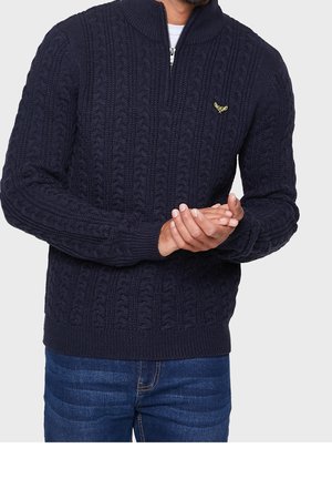 Navy Strickpullover mit Viertelreißverschluss-Kragen, gerippten Ärmeln und Saum sowie einem strukturierten Zopfmuster. Mit einem kleinen Emblem akzentuiert.