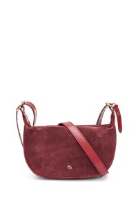 Borsa in suede di un profondo bordeaux con silhouette curva. Dotata di cinturini in pelle regolabili e un accento del logo in tonalità oro.