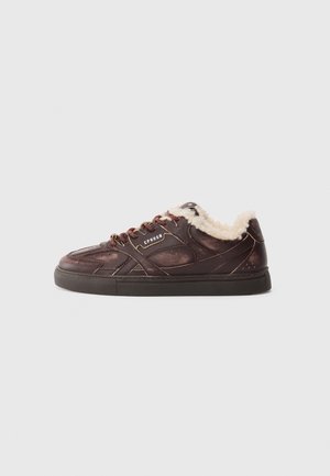 Baskets en cuir marron foncé avec doublure en polaire blanche, semelle noire, lacets rouges et marron, et marquage « CPNHGN » sur le côté.