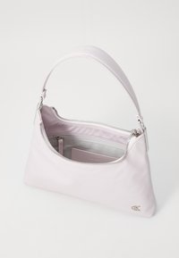 Borsa a tracolla in pelle rosa con una forma strutturata, hardware in argento e apertura con zip. L'interno comprende un piccolo scomparto per carte.